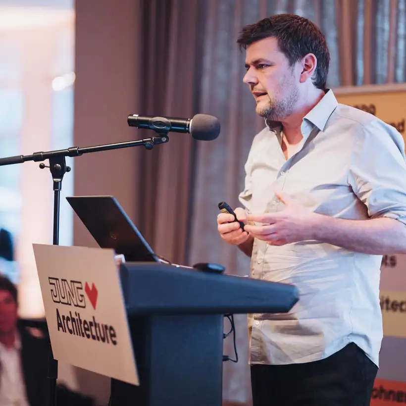 Elbgespräche 2025 / HÄUSER AWARD - Referent am Rednerpult