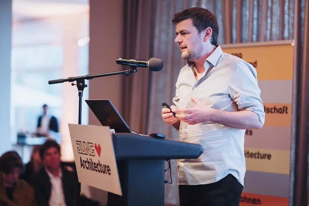 Elbgespräche 2025 / HÄUSER AWARD - Referent am Rednerpult