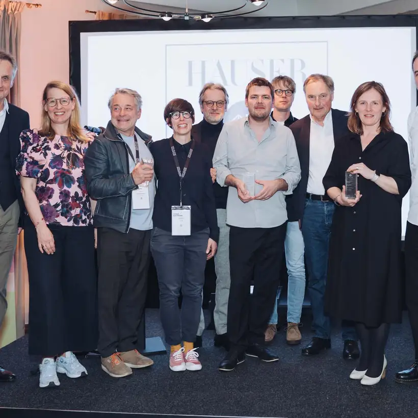 Elbgespräche 2025 / HÄUSER AWARD - Preisträgerinnen und -träger gemeinsam mit den Moderatoren auf Bühne