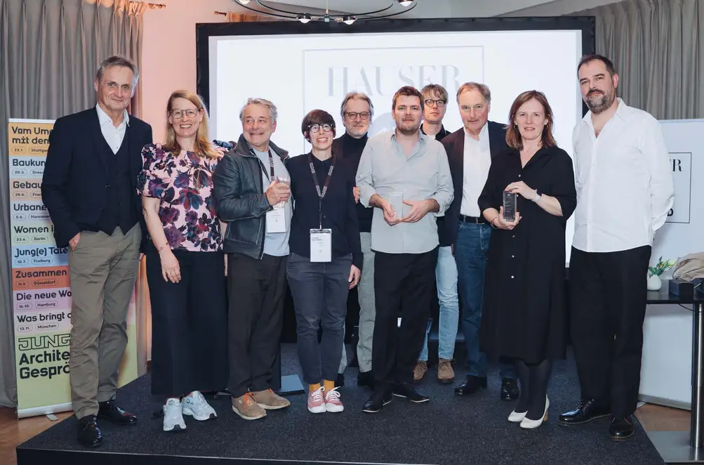 Elbgespräche 2025 / HÄUSER AWARD - Preisträgerinnen und -träger gemeinsam mit den Moderatoren auf Bühne