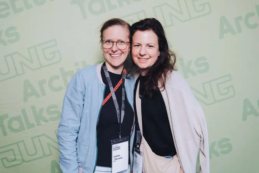 Architekturgespräche in Frankfurt 2025, Besucherinnen vor grünem Hintergrund