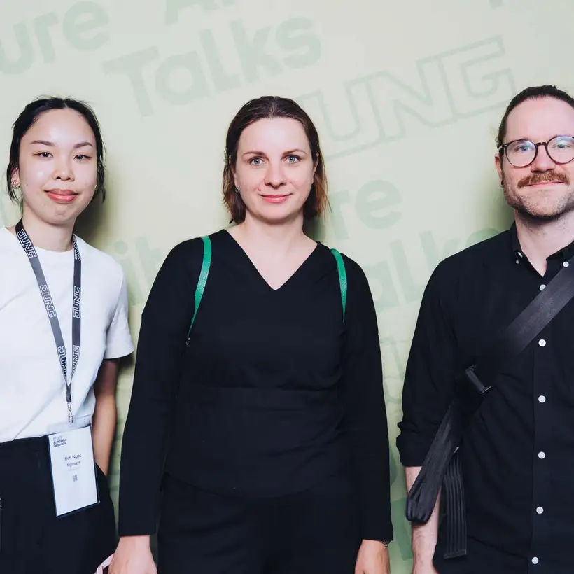 Architekturgespräche in Frankfurt 2025, Besucherinnen und Besucher vor grünem Hintergrund