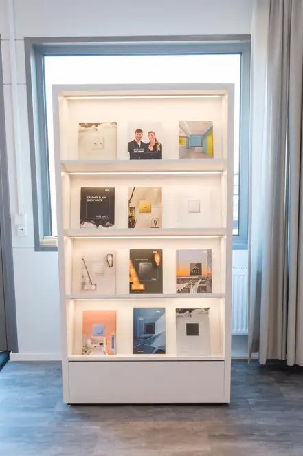 Prospektständer mit aktuellen Printmedien im Showroom in Göteborg.