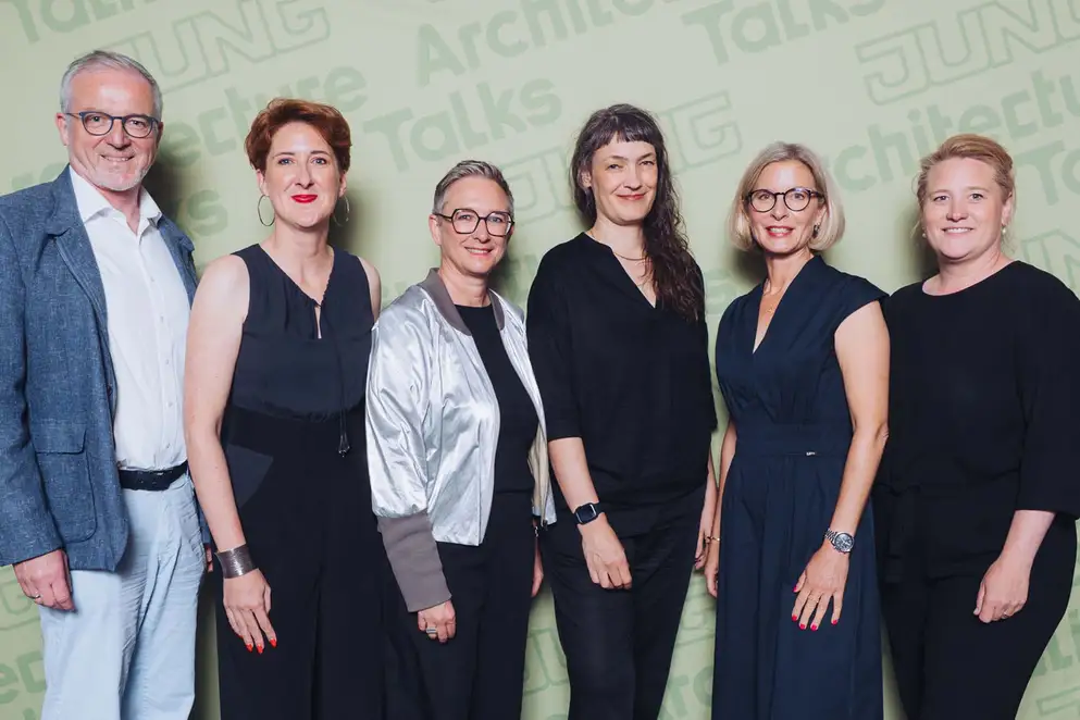 Architekturgespräche in Berlin 2025, Referentinnen und Moderator vor grünem Hintergrund
