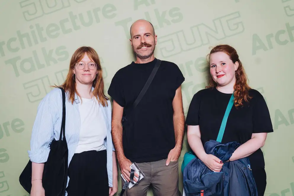 Architekturgespräche in Berlin 2025, Besucherinnen und Besucher vor grünem Hintergrund