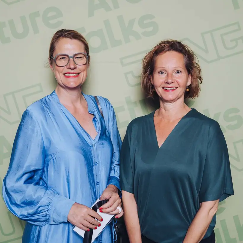 Architekturgespräche in Berlin 2025, Besucherinnen vor grünem Hintergrund