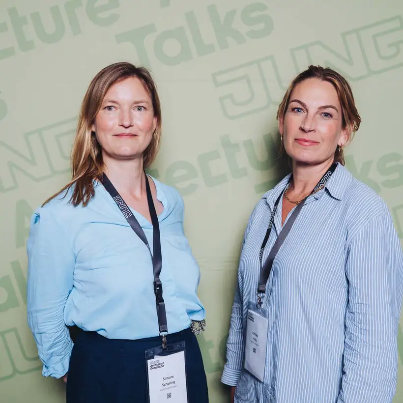 Architekturgespräche in Berlin 2025, Besucherinnen vor grünem Hintergrund