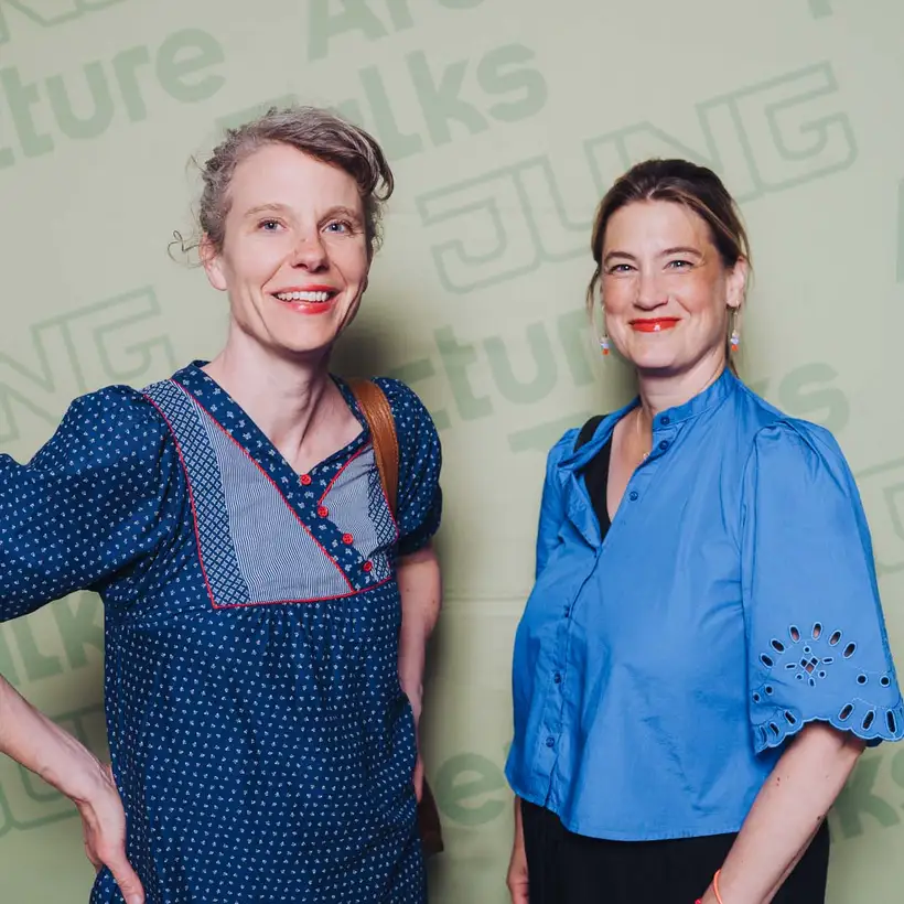 Architekturgespräche in Berlin 2025, Besucherinnen vor grünem Hintergrund