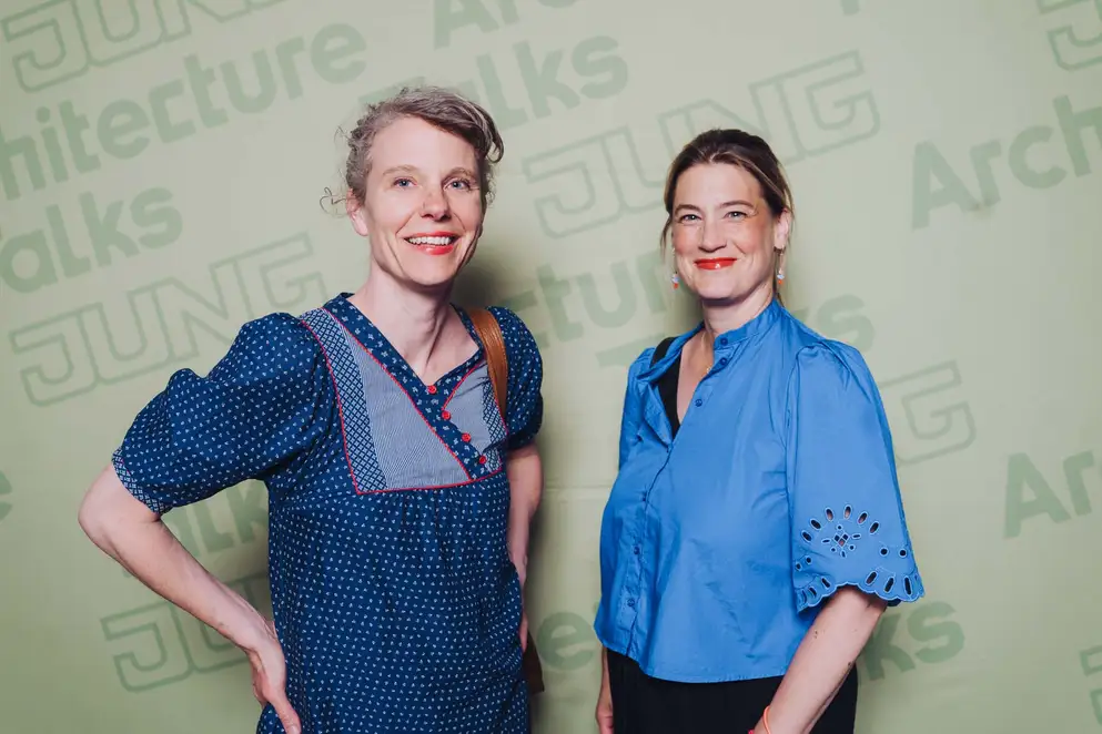 Architekturgespräche in Berlin 2025, Besucherinnen vor grünem Hintergrund