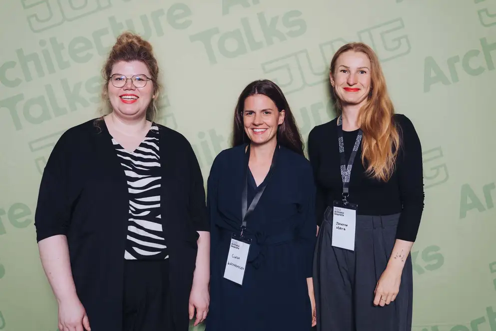 Architekturgespräche in Berlin 2025, Besucherinnen vor grünem Hintergrund
