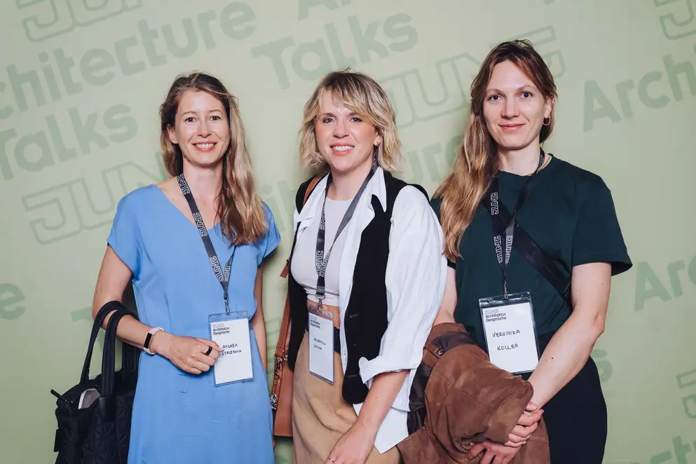 Architekturgespräche in Berlin 2025, Besucherinnen vor grünem Hintergrund