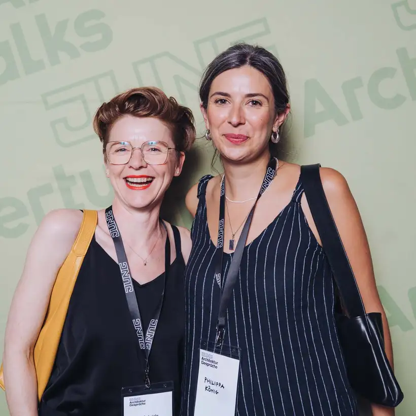 Architekturgespräche in Berlin 2025, Besucherinnen vor grünem Hintergrund