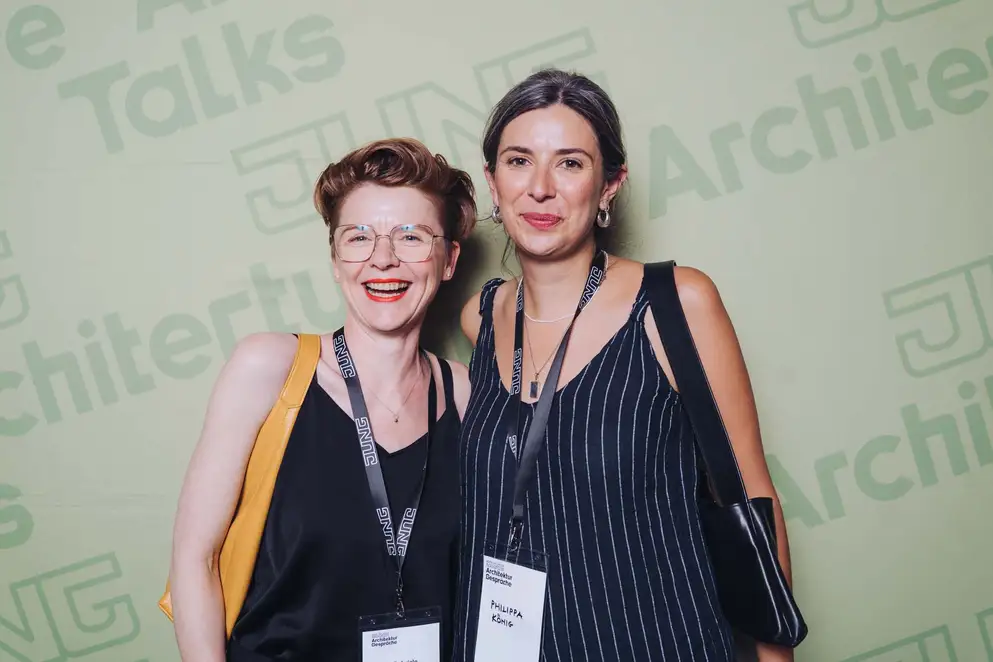 Architekturgespräche in Berlin 2025, Besucherinnen vor grünem Hintergrund
