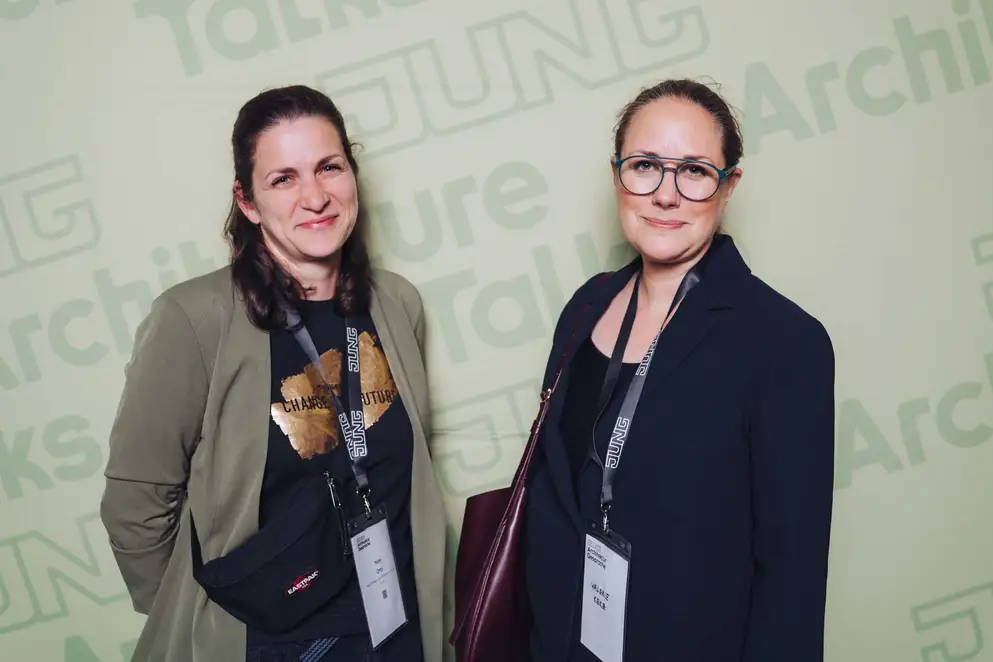 Architekturgespräche in Berlin 2025, Besucherinnen vor grünem Hintergrund