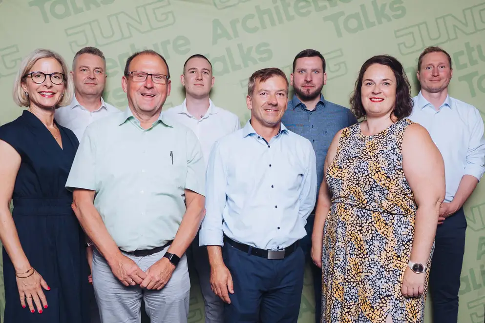 Architekturgespräche in Berlin 2025, Besucherinnen und Besucher vor grünem Hintergrund