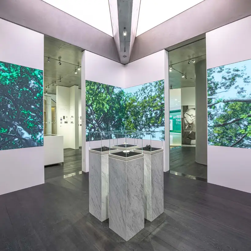 JUNG Showroom Cimen Shanghai / Ausstellungs-Räumlichkeiten mit zentral gehaltenen Produkt-Präsentationssäulen umgeben von großflächigen Natur-Fotos