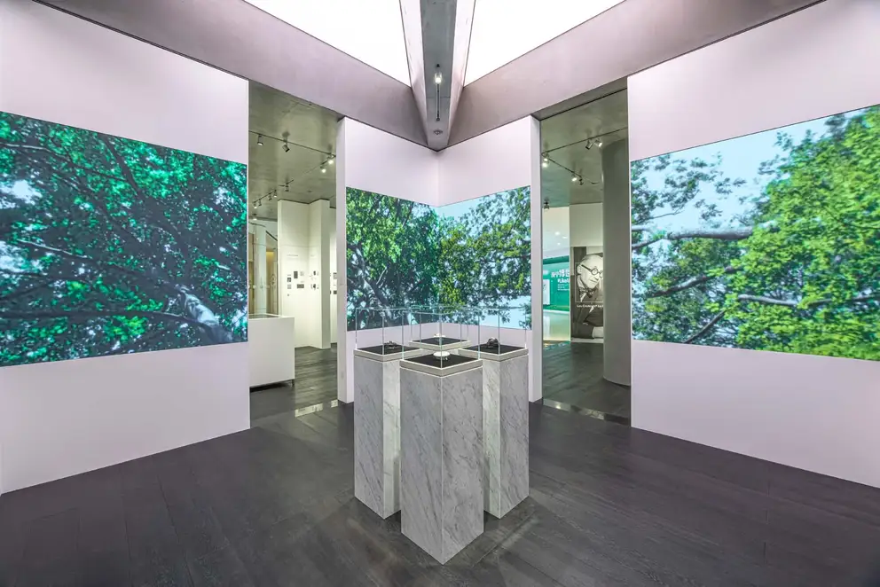 JUNG Showroom Cimen Shanghai / Ausstellungs-Räumlichkeiten mit zentral gehaltenen Produkt-Präsentationssäulen umgeben von großflächigen Natur-Fotos