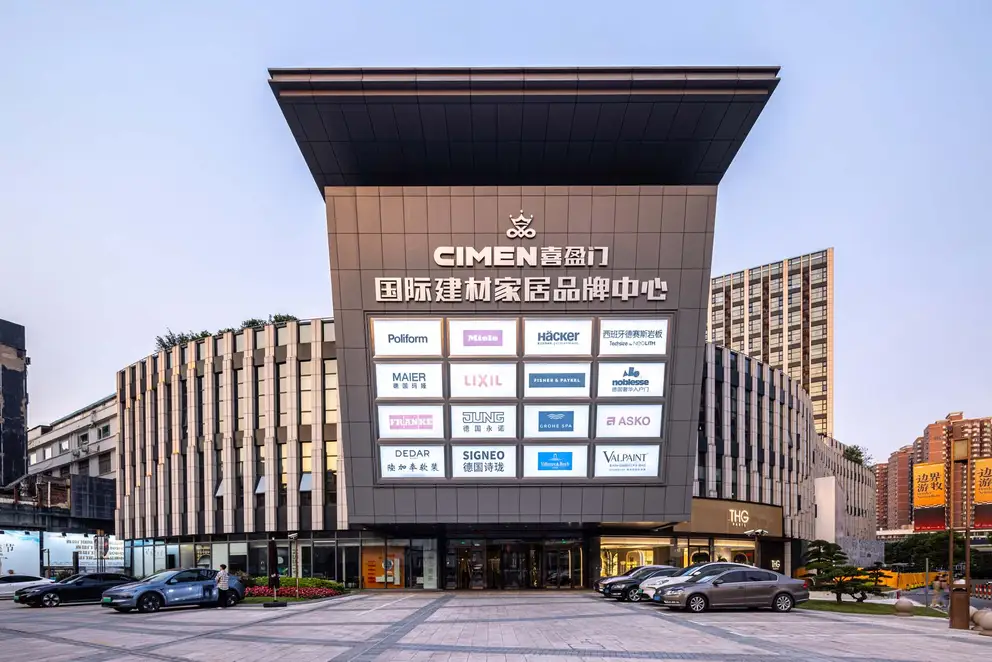JUNG Showroom Cimen Shanghai / Gebäude-Außenansicht mit montierten Firmenlogos