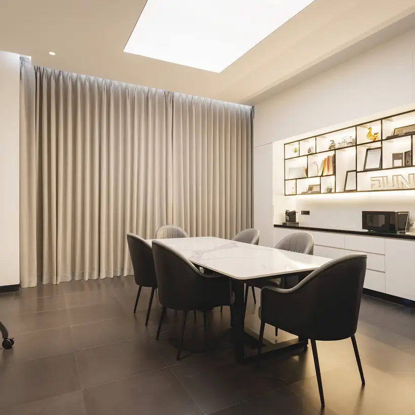 JUNG Showroom Jakarta / Ausstellungs-Räumlichkeiten mit Sitzbereich und Schrankzeile