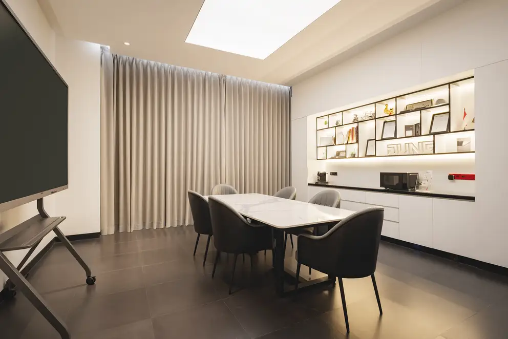 JUNG Showroom Jakarta / Ausstellungs-Räumlichkeiten mit Sitzbereich und Schrankzeile