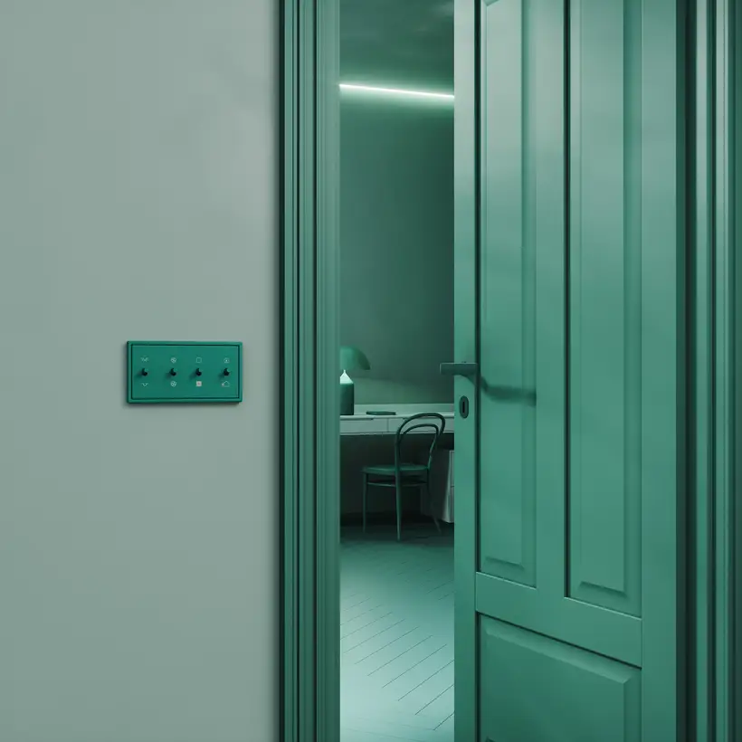 Lichtschalter im Programm LS 1912 in Les Couleurs® Le Corbusier in leichter Perspektive. Detailaufnahme mit einer Tür im Anschnitt.