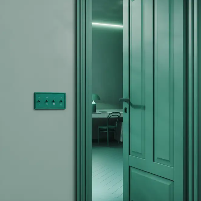 Lichtschalter im Programm LS 1912 in Les Couleurs® Le Corbusier in leichter Perspektive. Detailaufnahme mit einer Tür im Anschnitt.