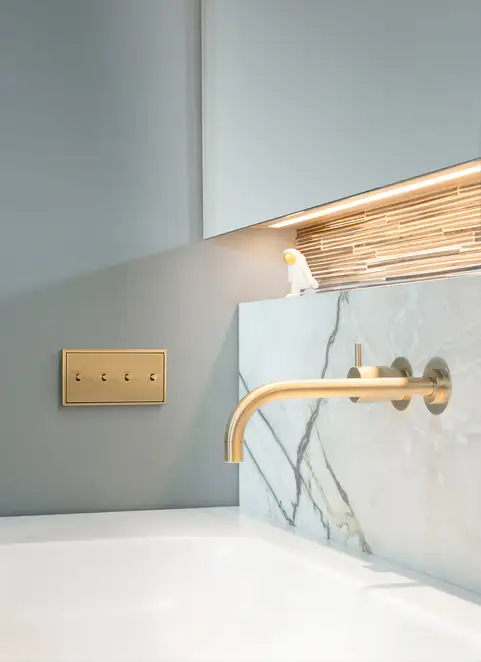 LS 1912 mit einem 2x2 Kipphebel in Messing Classic. Ambienteaufnahme in einem Badezimmer. 