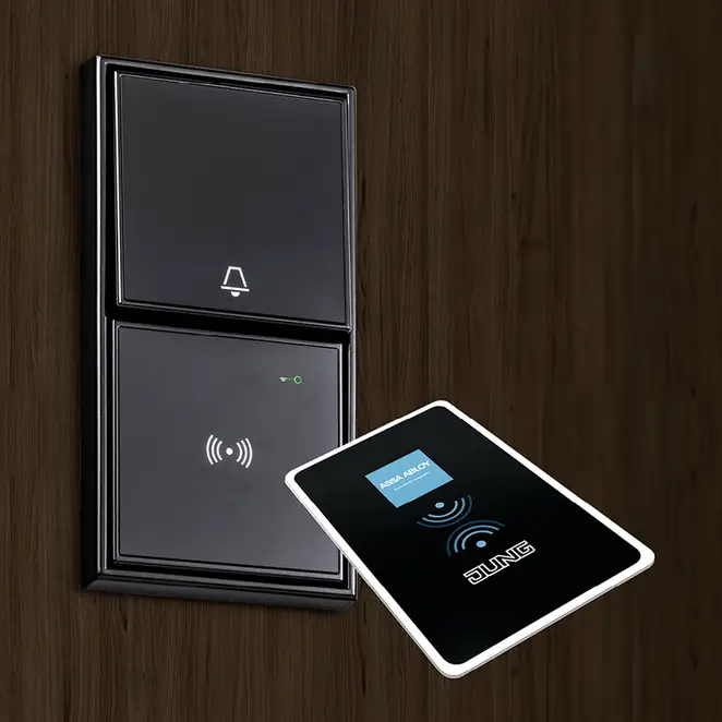 Hotelcardschalter im Programm LS 990 in Schwarz. Ambienteaufnahme.