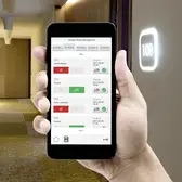 Smarte JUNG Gebäudetechnik unterstützt die intelligente Abwicklung im Hotelalltag. Für motivierte Mitarbeiter und zufriedene Gäste.