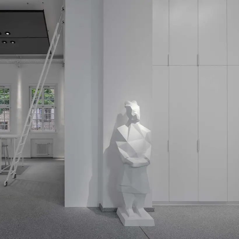 JUNG Showroom München / Ausstellungsräumlichkeiten mit abstrakter Skulptur