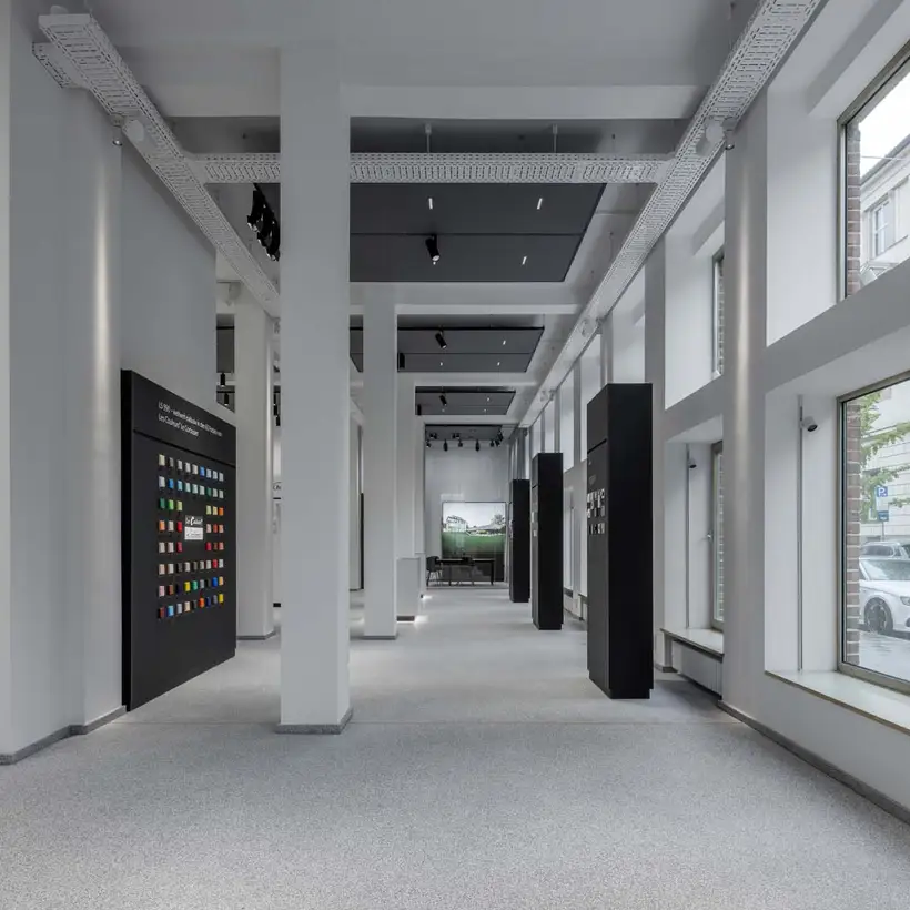 JUNG Showroom München / Ausstellungsräume mit Präsentations-Displays auf beiden Seiten