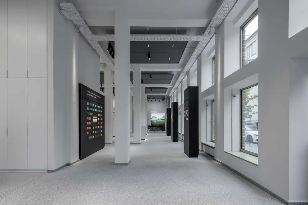 JUNG Showroom München / Ausstellungsräume mit Präsentations-Displays auf beiden Seiten