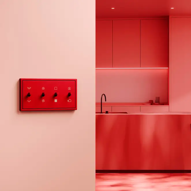 Kippschalter im Programm LS 1912 in rot auf einer roter Wand mit einer roten Küche im Hintergrund. 