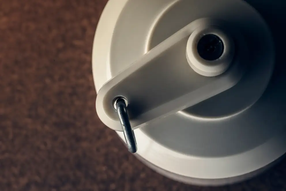 Detailaufnahme eines sehr alten Zugschalters von 1952