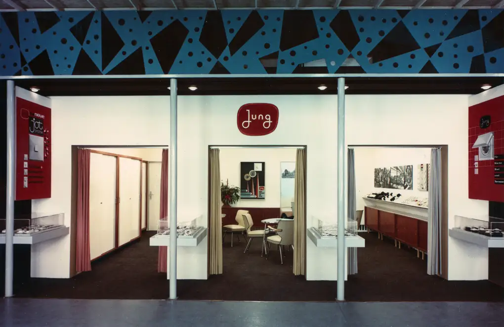 Messe Hannover 1958. Ausstellungsraum von JUNG. 