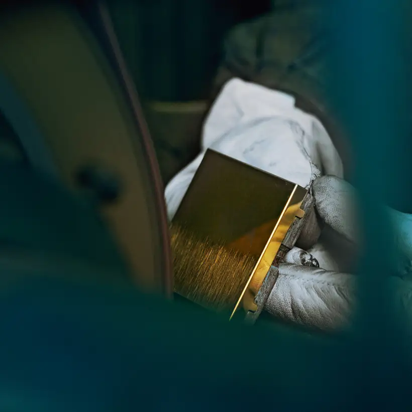 Die vergoldeten Wippen des LS 990 werden poliert.