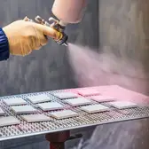 JUNG Metallverarbeitung und Handwerkskunst, Schalter erhalten durch eine erste Lackierung ihren Farbton.