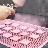 Metallverarbeitung und Handwerkskunst, Nach der Trocknung folgt ein weiterer Lackierschritt.