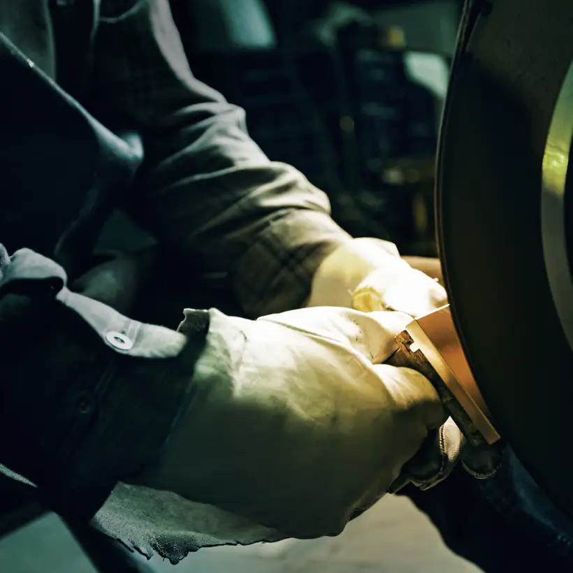 Die vergoldeten Wippen des LS 990 werden poliert. Ambienteaufnahme in der Manufaktur in Solingen. 