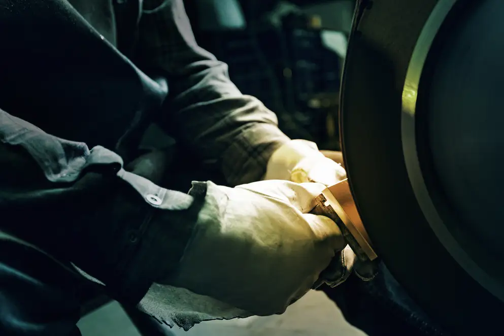 Die vergoldeten Wippen des LS 990 werden poliert. Ambienteaufnahme in der Manufaktur in Solingen. 