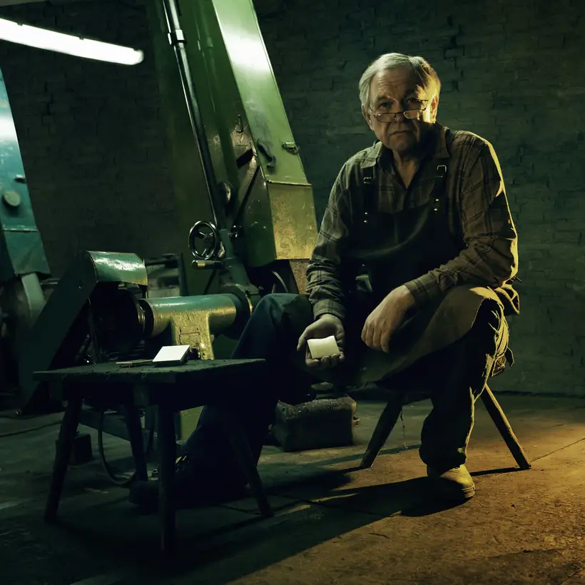 LS 990 Wippe edel vergoldet. Ambienteaufnahme in der Manufaktur.