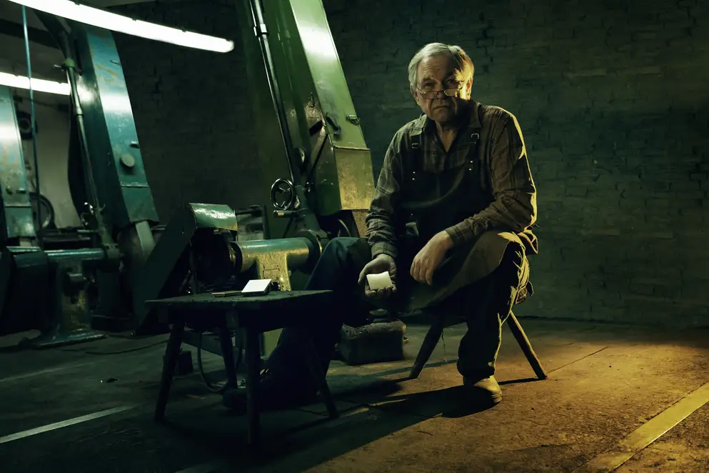 LS 990 Wippe edel vergoldet. Ambienteaufnahme in der Manufaktur.