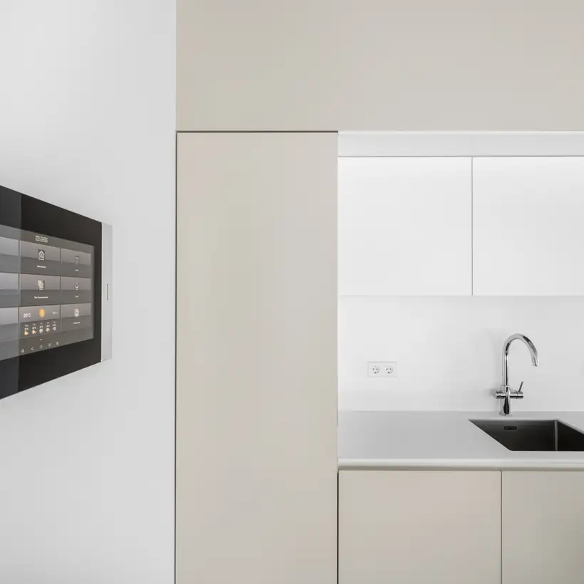 Das Smart Control 19 in leichter Perspektive vor einer Küchenzeile 