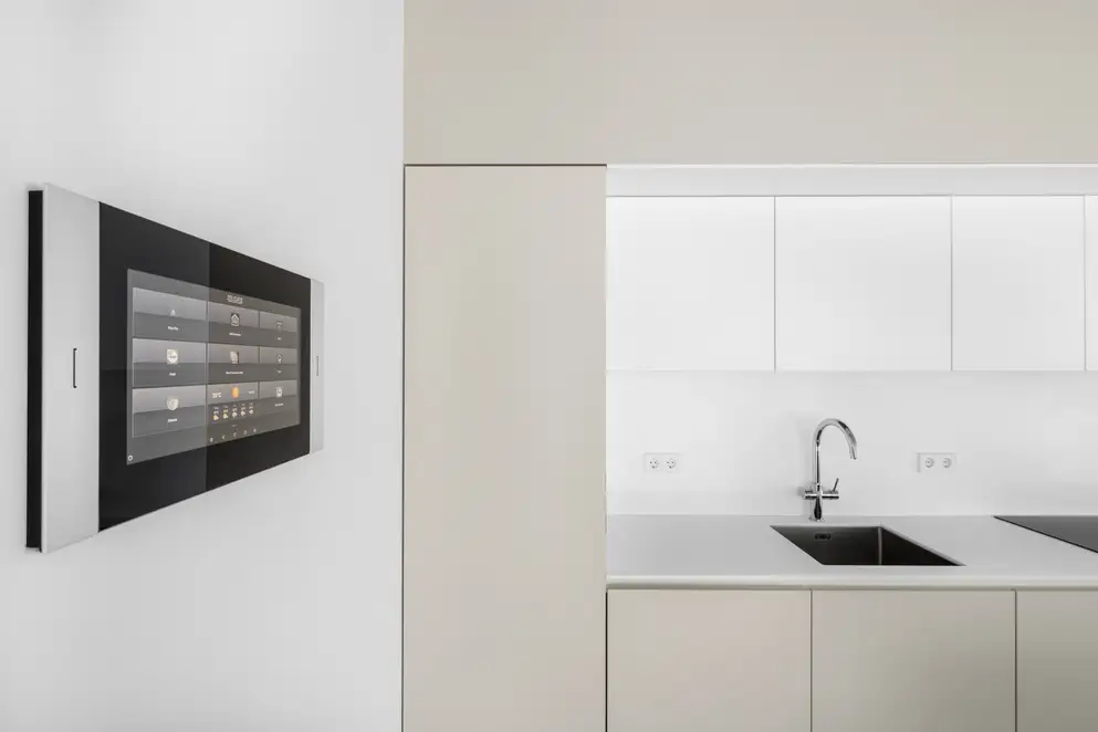 Das Smart Control 19 in leichter Perspektive vor einer Küchenzeile 