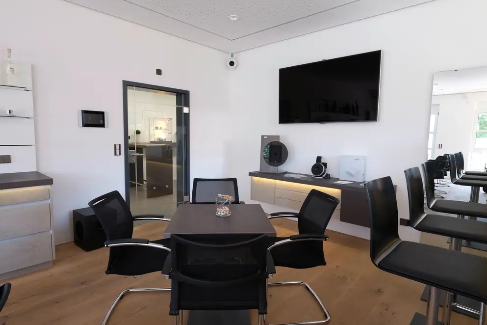 Smart Control in einer Detailaufnahme des Konferenzraumes des JUNG Showroom der Handelsvertretung Fred Abel GmbH