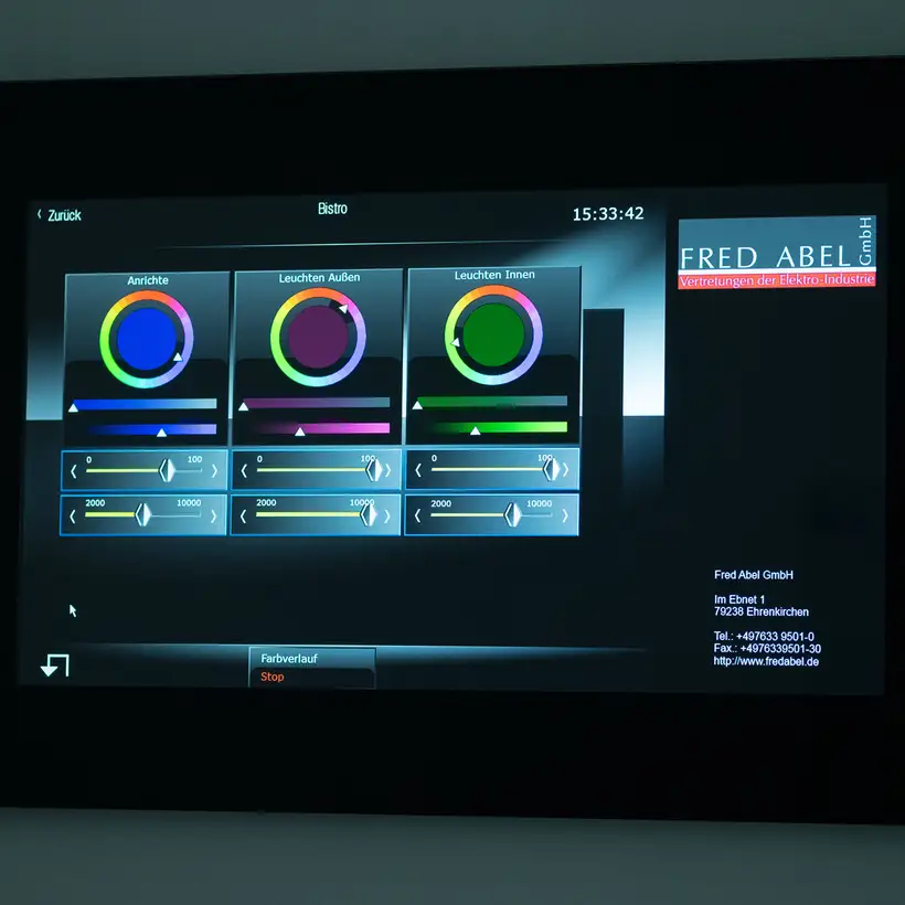 Detail- und Bildschirmansicht des Smart Control 15 im Showroom Fred Abel GmbH  