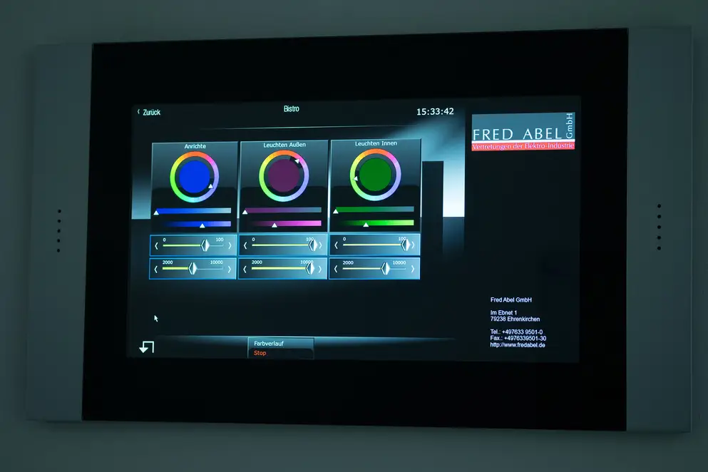 Detail- und Bildschirmansicht des Smart Control 15 im Showroom Fred Abel GmbH  