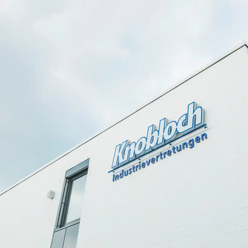 Showroom Ralph Knobloch Industrievertretungen / Gebäude-Außenansicht mit Firmenlogo