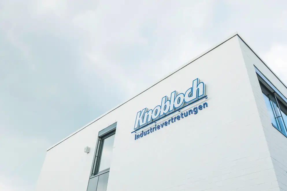 Showroom Ralph Knobloch Industrievertretungen / Gebäude-Außenansicht mit Firmenlogo