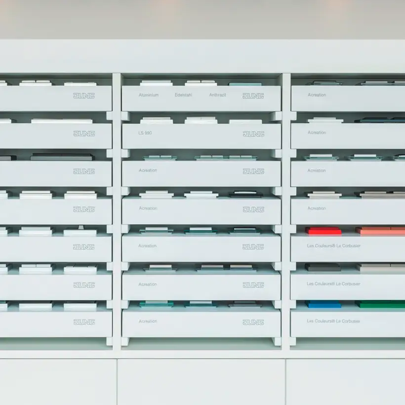 Die JUNG Handelsvertretung Ralph Knobloch bietet Ihnen das nötige Know-How und präsentiert Ihnen die verschiedenen Produkte und Systeme live im hauseigenen Showroom